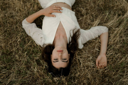 LA ROBE MAESTRA est une robe de mariée bohème moderne chic et très cool. Toute en mousseline de soie brodée. Très légère, elle offrira une énergie pleine d’oxygène à une mariée qui souhaite sortir des codes. LA ROBE MAESTRA