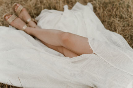 LA ROBE MAESTRA est une robe de mariée bohème moderne chic et très cool. Toute en mousseline de soie brodée. Très légère, elle offrira une énergie pleine d’oxygène à une mariée qui souhaite sortir des codes. LA ROBE MAESTRA