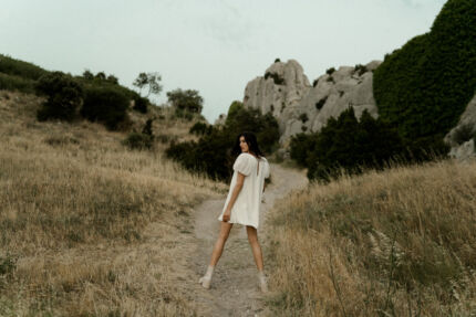 LA ROBE MONTE ROSSO est une robe de mariée courte très chic en crêpe et mousseline de soie, ultra confortable pour une mariée intrépide. LA ROBE MONTE ROSSO