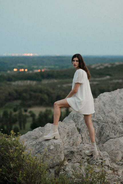 LA ROBE MONTE ROSSO est une robe de mariée courte très chic en crêpe et mousseline de soie, ultra confortable pour une mariée intrépide. LA ROBE MONTE ROSSO