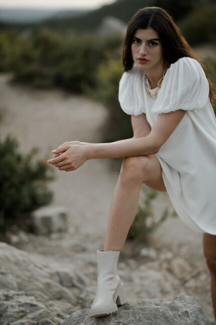 LA ROBE MONTE ROSSO est une robe de mariée courte très chic en crêpe et mousseline de soie, ultra confortable pour une mariée intrépide. LA ROBE MONTE ROSSO