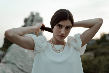 LA ROBE MONTE ROSSO est une robe de mariée courte très chic en crêpe et mousseline de soie, ultra confortable pour une mariée intrépide. LA ROBE MONTE ROSSO