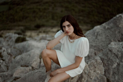 LA ROBE MONTE ROSSO est une robe de mariée courte très chic en crêpe et mousseline de soie, ultra confortable pour une mariée intrépide. LA ROBE MONTE ROSSO