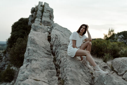 LA ROBE MONTE ROSSO est une robe de mariée courte très chic en crêpe et mousseline de soie, ultra confortable pour une mariée intrépide. LA ROBE MONTE ROSSO