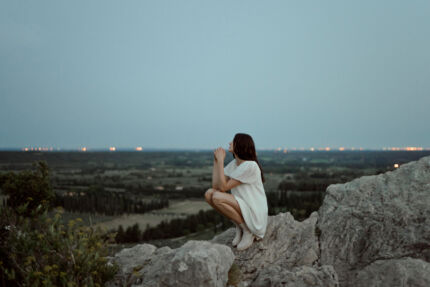 LA ROBE MONTE ROSSO est une robe de mariée courte très chic en crêpe et mousseline de soie, ultra confortable pour une mariée intrépide. LA ROBE MONTE ROSSO