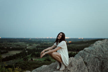 LA ROBE MONTE ROSSO est une robe de mariée courte très chic en crêpe et mousseline de soie, ultra confortable pour une mariée intrépide. LA ROBE MONTE ROSSO