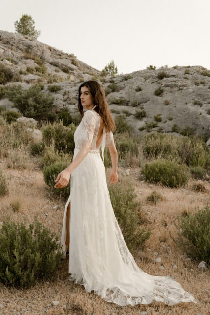 LA ROBE LILY OF THE VALLEY est une robe de mariée bohème moderne très chic en crêpe écoresponsable et tulle brodé de feuillage tropical. Entre force et poésie, elle accompagnera à merveille une mariée exceptionnelle. LA ROBE LILY OF THE VALLEY