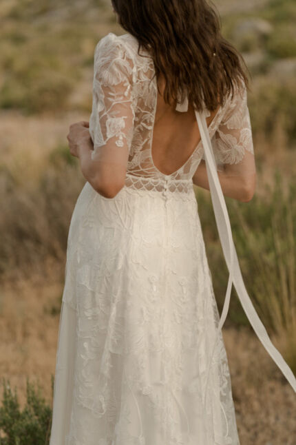 LA ROBE LILY OF THE VALLEY est une robe de mariée bohème moderne très chic en crêpe écoresponsable et tulle brodé de feuillage tropical. Entre force et poésie, elle accompagnera à merveille une mariée exceptionnelle. LA ROBE LILY OF THE VALLEY