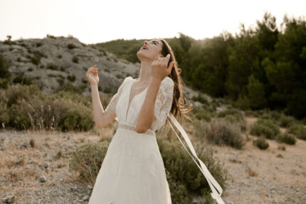 LA ROBE LILY OF THE VALLEY est une robe de mariée bohème moderne très chic en crêpe écoresponsable et tulle brodé de feuillage tropical. Entre force et poésie, elle accompagnera à merveille une mariée exceptionnelle. LA ROBE LILY OF THE VALLEY