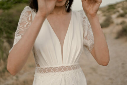 LA ROBE LILY OF THE VALLEY est une robe de mariée bohème moderne très chic en crêpe écoresponsable et tulle brodé de feuillage tropical. Entre force et poésie, elle accompagnera à merveille une mariée exceptionnelle. LA ROBE LILY OF THE VALLEY