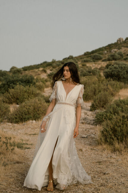 LA ROBE LILY OF THE VALLEY est une robe de mariée bohème moderne très chic en crêpe écoresponsable et tulle brodé de feuillage tropical. Entre force et poésie, elle accompagnera à merveille une mariée exceptionnelle. LA ROBE LILY OF THE VALLEY