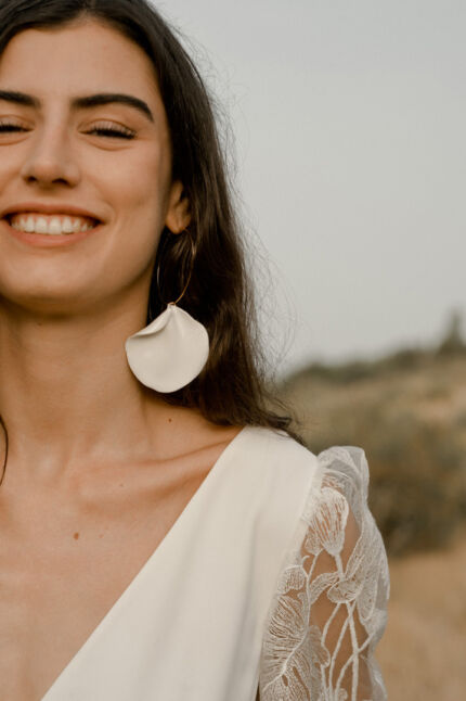 LA ROBE LILY OF THE VALLEY est une robe de mariée bohème moderne très chic en crêpe écoresponsable et tulle brodé de feuillage tropical. Entre force et poésie, elle accompagnera à merveille une mariée exceptionnelle. LA ROBE LILY OF THE VALLEY