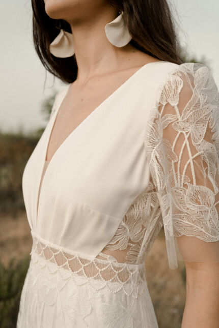 LA ROBE LILY OF THE VALLEY est une robe de mariée bohème moderne très chic en crêpe écoresponsable et tulle brodé de feuillage tropical. Entre force et poésie, elle accompagnera à merveille une mariée exceptionnelle. LA ROBE LILY OF THE VALLEY