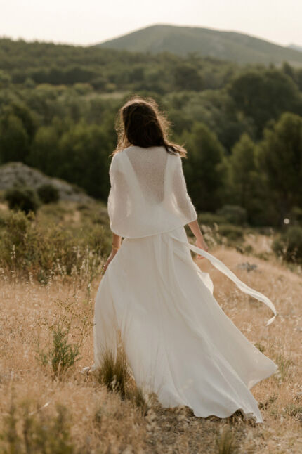 L’ETOLE de mariée en mohair, torsadée et bordée de fins galons brodés est un accessoire de mariée indispensable pour les soirées fraîches. ETOLE