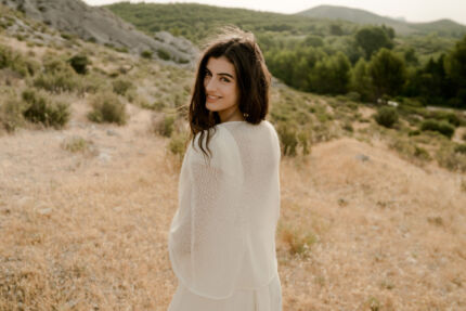 L’ETOLE de mariée en mohair, torsadée et bordée de fins galons brodés est un accessoire de mariée indispensable pour les soirées fraîches. ETOLE