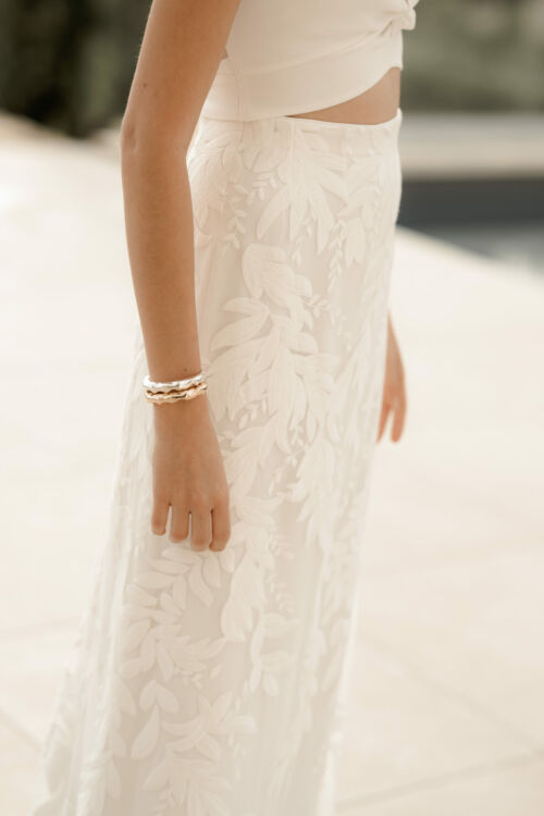 L'ensemble ORION ET ORIANE est une tenue de mariée moderne. La broderie de feuilles lui donne une style couture légèrement vintage. Les deux pièces, réutilisées séparément, conviendront à un mariage éco responsable.