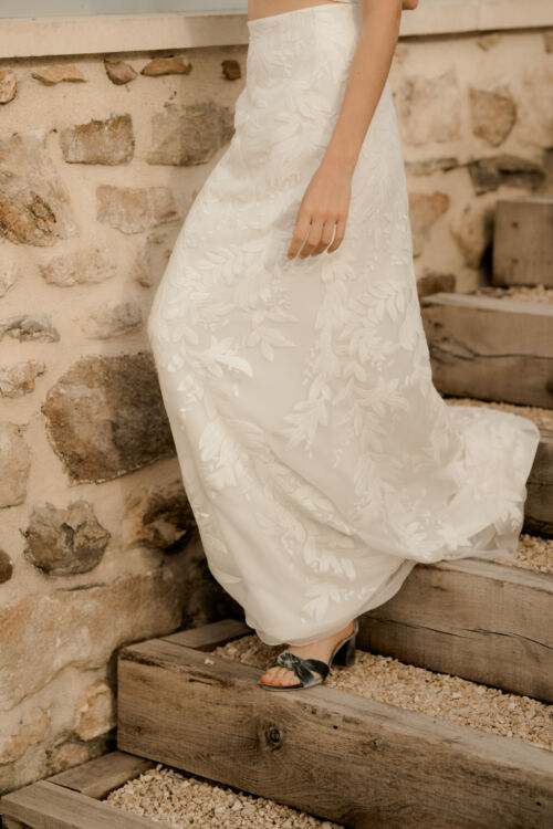 L'ensemble ORION ET ORIANE est une tenue de mariée moderne. La broderie de feuilles lui donne une style couture légèrement vintage. Les deux pièces, réutilisées séparément, conviendront à un mariage éco responsable.