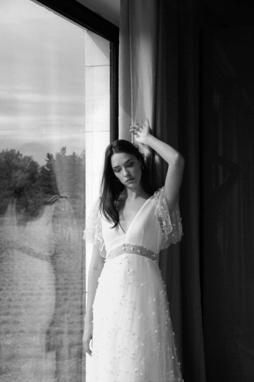 NATURE est une robe de mariée moderne en crêpe eco-friendly et une broderie de petites fleurs pour un mariage plein de légèreté et de poésie.