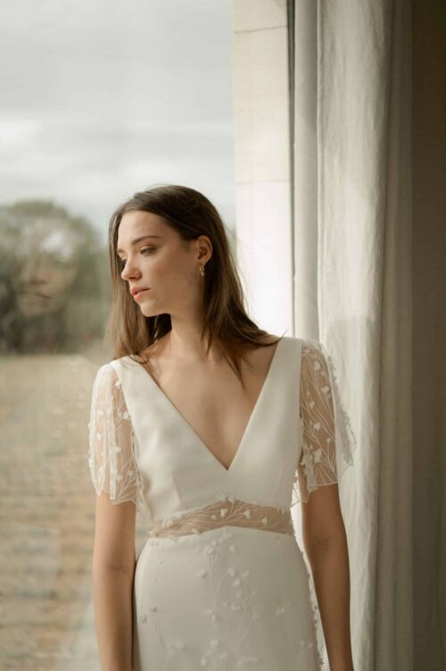 NATURE est une robe de mariée moderne en crêpe eco-friendly et une broderie de petites fleurs pour un mariage plein de légèreté et de poésie.