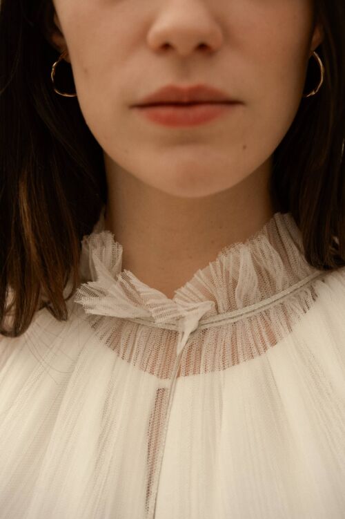 JACK est une cape de mariée en tulle plissé. Pour une mariée moderne, il remplacera un voile avec un bel effet poétique.