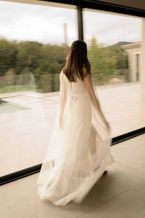 JACK est une cape de mariée en tulle plissé. Pour une mariée moderne, il remplacera un voile avec un bel effet poétique.