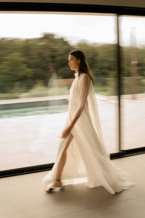 JACK est une cape de mariée en tulle plissé. Pour une mariée moderne, il remplacera un voile avec un bel effet poétique.