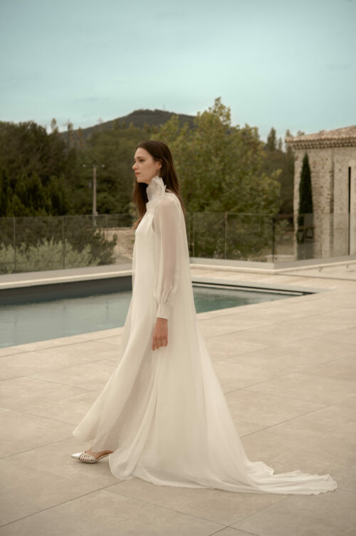 OH MY GOD est une longue sur-robe de mariée ou un manteau de mariée, toute en mousseline de soie. Les poignets et le col sont faits de smocks pour un mariage avec une note couture.