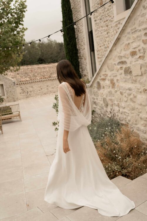 Pour une mariée moderne, OTO est une petite étole torsadée en tulle plissé qui remplacera volontiers un voile avec un bel effet pour la cérémonie.