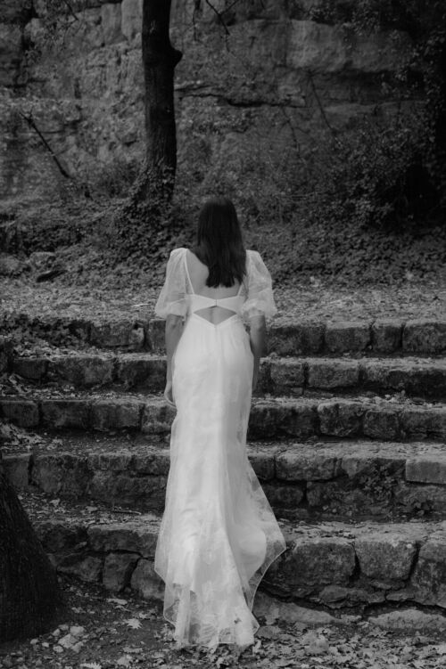 NINON est une robe de mariée moderne en crêpe éco-friendly et une fine broderie sur des manches bouffantes pleines de poésie et de dynamisme. Elle pourra se réaliser avec ou sans broderie sur le bas.