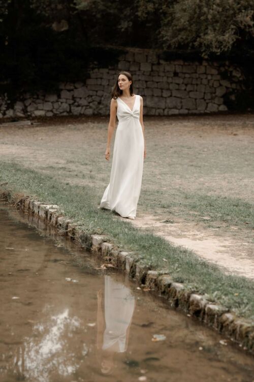 OSEZ JOSEPHINE est une robe de mariée créateur, en crêpe de soie, nouée sur la poitrine, pour celles qui veulent étonner avec élégance et sobriété et beaucoup de sensualité.