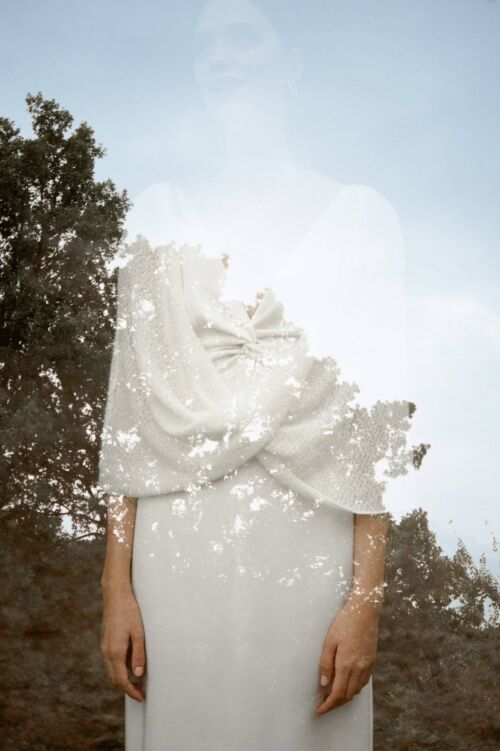 Notre étole de mariée HAROLD en mohair vous réchauffera avec poésie.