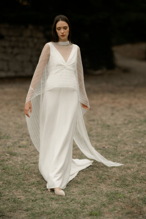 Pour une mariée moderne, OTELLO est une longue étole de mariée en tulle plissé qui remplacera volontier un voile en donnant un effet certain pour la cérémonie.