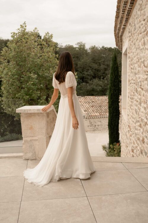 NEC PLUS ULTRA est une robe de mariée romantique et moderne. Toute en mousseline de soie plissée sur le buste pour un effet couture, elle étonnera par sa très grande légèreté.
