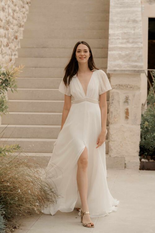 NEC PLUS ULTRA est une robe de mariée romantique et moderne. Toute en mousseline de soie plissée sur le buste pour un effet couture, elle étonnera par sa très grande légèreté.