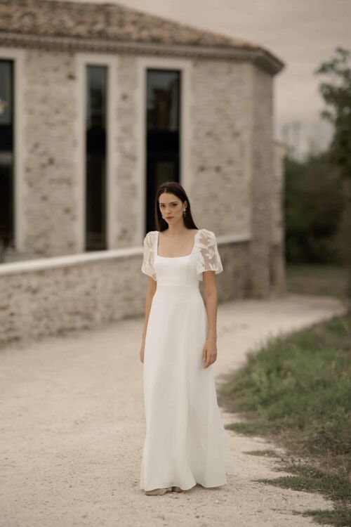 NORA est une robe de mariée moderne en crêpe eco-friendly et en organza fils coupés. La traine est amovible et les manches sauront se moquer d'une belle poitrine.