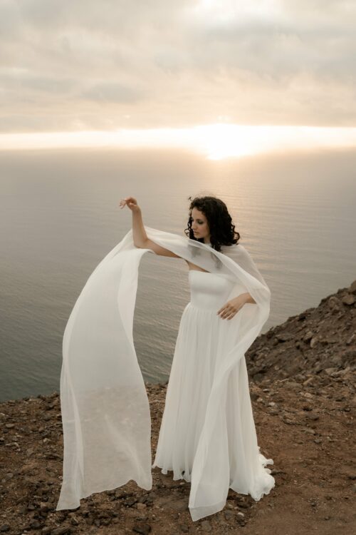 PREFERENCIA est une robe de mariée couture, réalisée en crêpe de soie et 15 mètres de mousseline de soie ;-) C'est aussi une robe de mariée minimaliste pour un mariage moderne et chic. Son étole de mariée en mousseline de soie vous couvrira pour la cérémonie avec beaucoup de poésie.