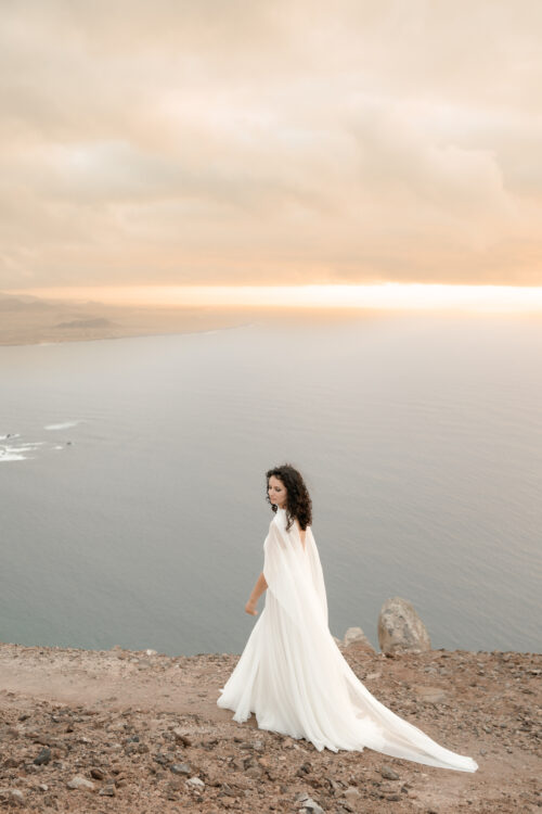 PREFERENCIA est une robe de mariée couture, réalisée en crêpe de soie et 15 mètres de mousseline de soie ;-) C'est aussi une robe de mariée minimaliste pour un mariage moderne et chic. Son étole de mariée en mousseline de soie vous couvrira pour la cérémonie avec beaucoup de poésie.