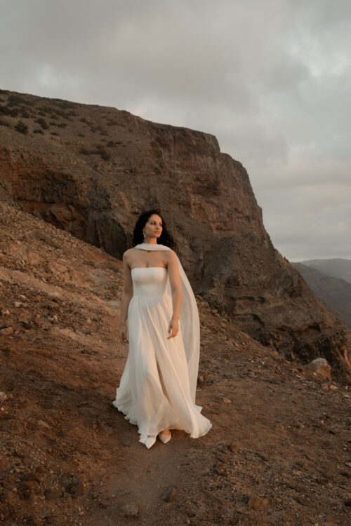 PREFERENCIA est une robe de mariée couture, réalisée en crêpe de soie et 15 mètres de mousseline de soie ;-) C'est aussi une robe de mariée minimaliste pour un mariage moderne et chic. Son étole de mariée en mousseline de soie vous couvrira pour la cérémonie avec beaucoup de poésie.