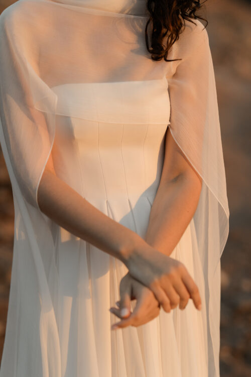 PREFERENCIA est une robe de mariée couture, réalisée en crêpe de soie et 15 mètres de mousseline de soie ;-) C'est aussi une robe de mariée minimaliste pour un mariage moderne et chic. Son étole de mariée en mousseline de soie vous couvrira pour la cérémonie avec beaucoup de poésie.