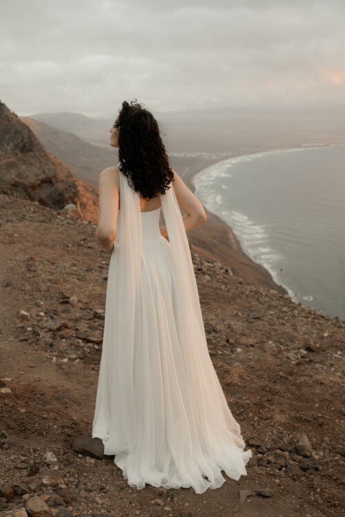 PREFERENCIA est une robe de mariée couture, réalisée en crêpe de soie et 15 mètres de mousseline de soie ;-) C'est aussi une robe de mariée minimaliste pour un mariage moderne et chic. Son étole de mariée en mousseline de soie vous couvrira pour la cérémonie avec beaucoup de poésie.
