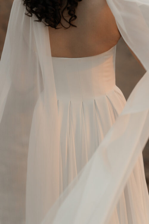 PREFERENCIA est une robe de mariée couture, réalisée en crêpe de soie et 15 mètres de mousseline de soie ;-) C'est aussi une robe de mariée minimaliste pour un mariage moderne et chic. Son étole de mariée en mousseline de soie vous couvrira pour la cérémonie avec beaucoup de poésie.