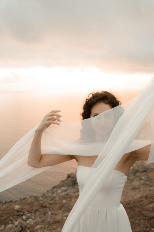 PREFERENCIA est une robe de mariée couture, réalisée en crêpe de soie et 15 mètres de mousseline de soie ;-) C'est aussi une robe de mariée minimaliste pour un mariage moderne et chic. Son étole de mariée en mousseline de soie vous couvrira pour la cérémonie avec beaucoup de poésie.