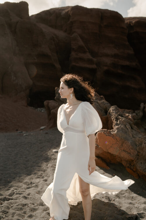 PODEROSA est une robe de mariée moderne. Ses manches bouffantes et sa taille transparente sont en mousseline plissée. Bijoux @anthemis.paris