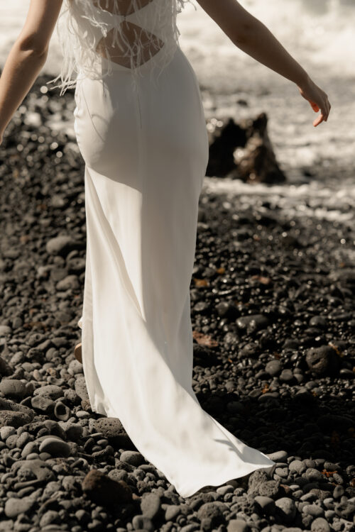 Passion est une robe de mariée minimaliste en crêpe eco-friendly avec de fines bretelles et une fente sur le côté. Son dos-nu original en fait une robe de mariée moderne. Cette robe de mariée simple pourra être portée avec PROSPER notre petit top de mariage transparent en broderie de perles ou en broderie de plumes. Bijoux @anthemis.paris