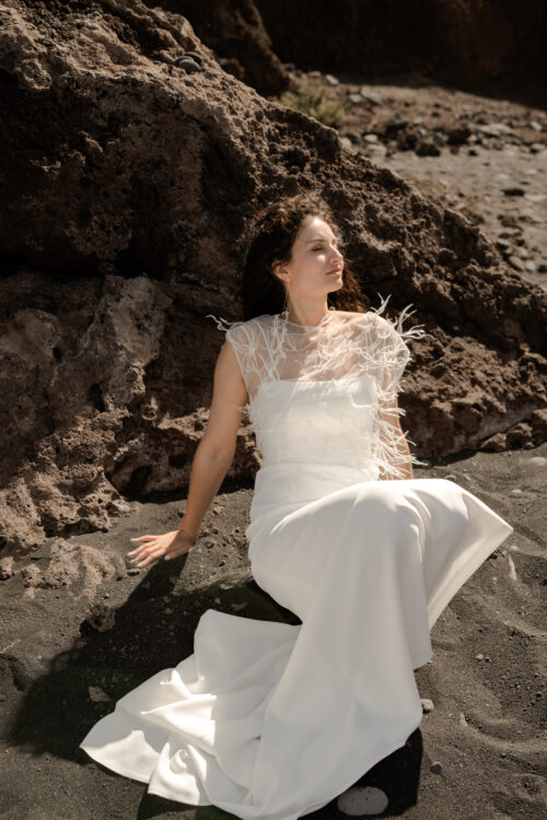 Passion est une robe de mariée minimaliste en crêpe eco-friendly avec de fines bretelles et une fente sur le côté. Son dos-nu original en fait une robe de mariée moderne. Cette robe de mariée simple pourra être portée avec PROSPER notre petit top de mariage transparent en broderie de perles ou en broderie de plumes. Bijoux @anthemis.paris