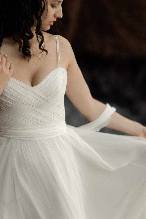 « PREMIUM » est une robe de mariée couture en mousseline de soie avec un drapé en mousseline de soie. Son bustier de mariée peut se porter avec ou sans bretelles. Et son drapé pourra s’adapter à tous les décolletés pour votre robe de mariée sur mesure. Bijoux @anthemis.paris