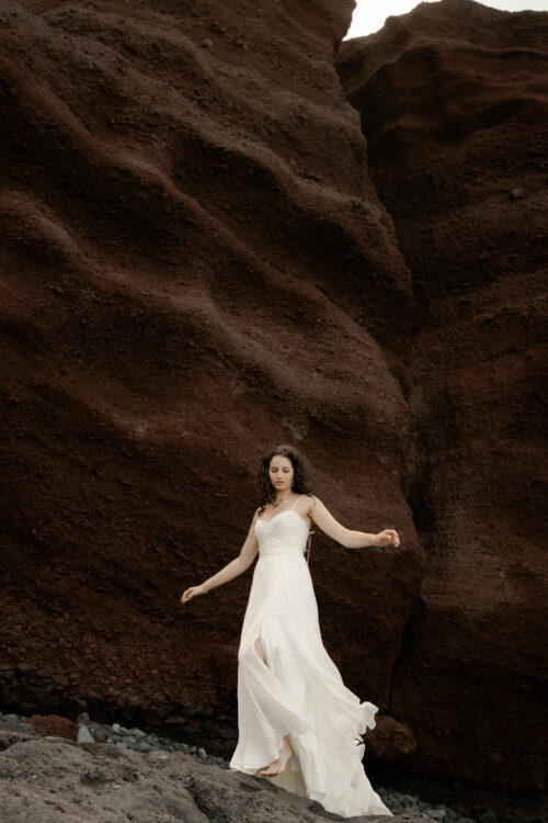 « PREMIUM » est une robe de mariée couture en mousseline de soie avec un drapé en mousseline de soie. Son bustier de mariée peut se porter avec ou sans bretelles. Et son drapé pourra s’adapter à tous les décolletés pour votre robe de mariée sur mesure. Bijoux @anthemis.paris