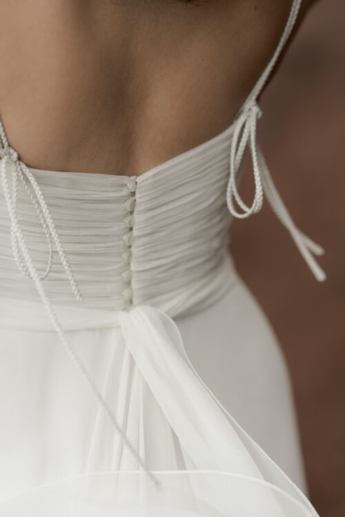 « PREMIUM » est une robe de mariée couture en mousseline de soie avec un drapé en mousseline de soie. Son bustier de mariée peut se porter avec ou sans bretelles. Et son drapé pourra s’adapter à tous les décolletés pour votre robe de mariée sur mesure. Bijoux @anthemis.paris