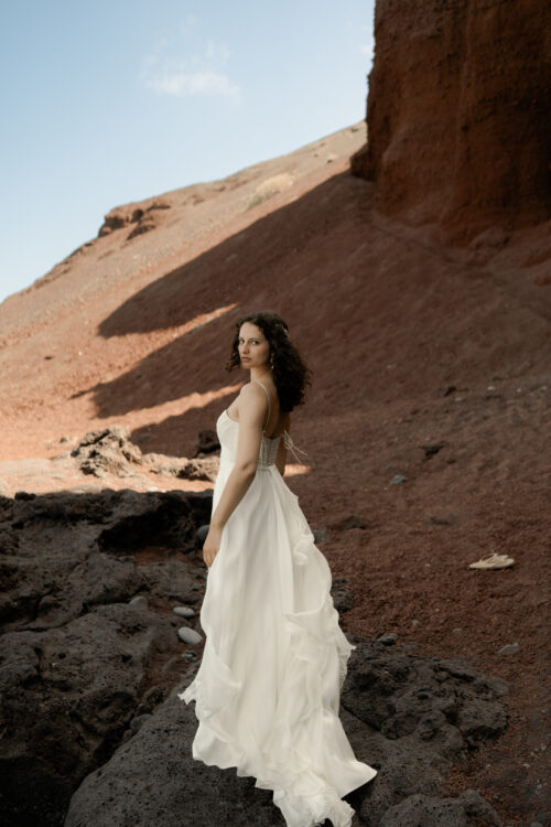 « PREMIUM » est une robe de mariée couture en mousseline de soie avec un drapé en mousseline de soie. Son bustier de mariée peut se porter avec ou sans bretelles. Et son drapé pourra s’adapter à tous les décolletés pour votre robe de mariée sur mesure. Bijoux @anthemis.paris