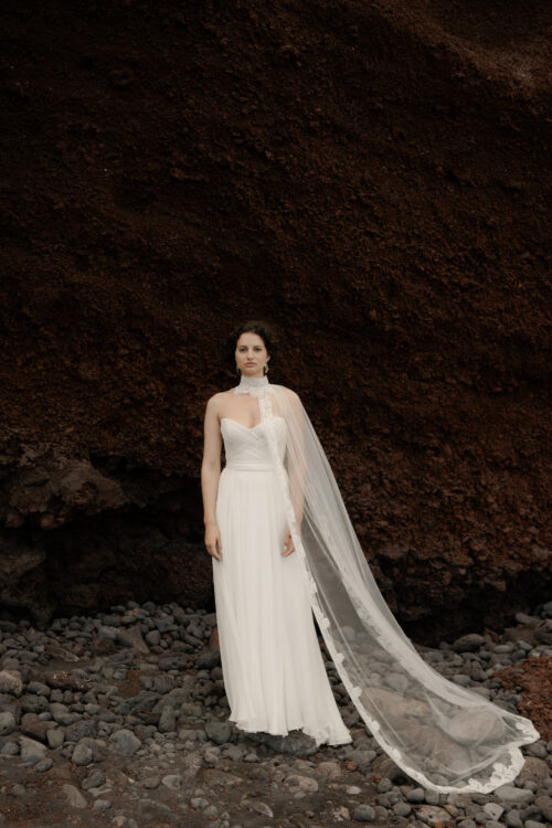 « PREMIUM » est une robe de mariée couture en mousseline de soie avec un drapé en mousseline de soie. Son bustier de mariée peut se porter avec ou sans bretelles. Et son drapé pourra s’adapter à tous les décolletés pour votre robe de mariée sur mesure. Bijoux @anthemis.paris. Paulin est une étole de mariée comme un voile de mariée bordée de fine broderie de notre fournisseur de dentelle de Calais française.